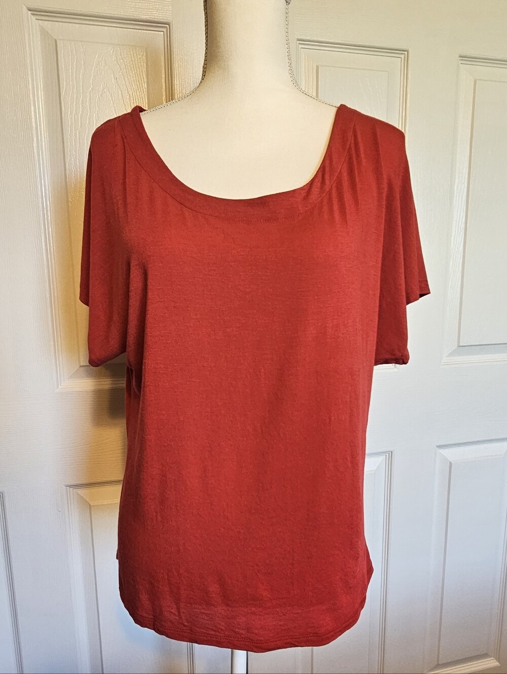Relaxed Scoop Neck Short Sleeve Top in Deep Red